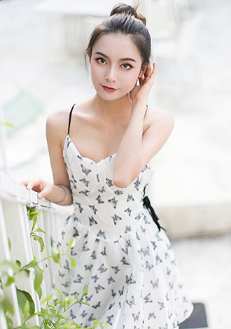 Hundreds of gorgeous pictures: Yiling, Asian member in Dating profile